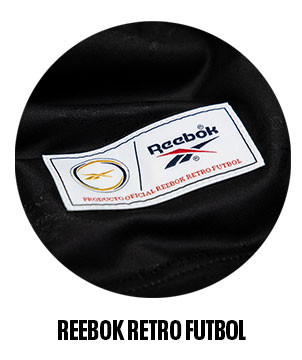 Detalle etiqueta interior Reebok Retro Futbol en jersey negro.