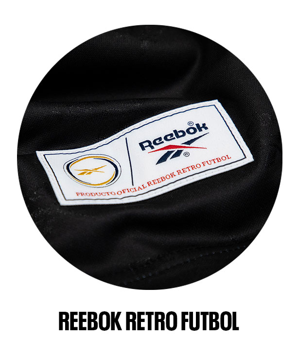 Detalle etiqueta interior Reebok Retro Futbol en jersey negro.