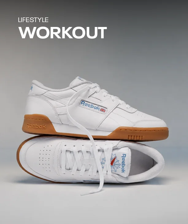 Silueta Reebok Workout de lifestyle, par de tenis blancos de piel con suela color caramelo, uno de pie y otro recostado mostrando la plantilla, sobre fondo gris de estudio. Tenis lifestyle Workout Reebok