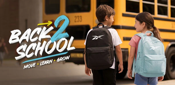 Reebok Back to School: Mochilas y Regreso a Clases" alt="Banner secundario desktop Reebok Back to School, texto Back 2 School Move Learn Grow junto a ni&ntilde;o con mochila negra Reebok y ni&ntilde;a con mochila azul claro Reebok de espaldas frente a autob&uacute;s escolar amarillo. Mochilas Reebok, tenis blancos para la escuela, tenis para la escuela y regreso a clases.
