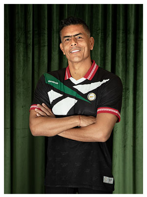 Card Reebok Jerseys Retro con Oswaldo S&aacute;nchez en jersey negro con detalles verdes y blancos, brazos cruzados.