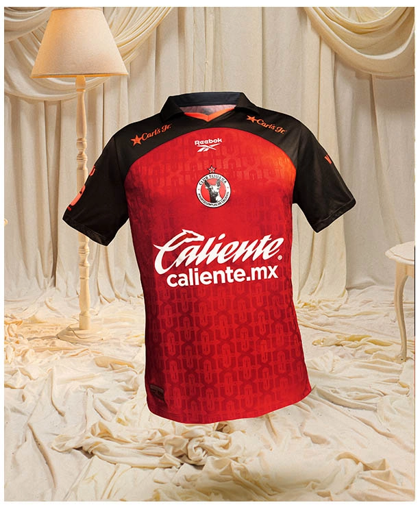 Vista frontal de jersey Reebok de Club Tijuana rojo con mangas negras