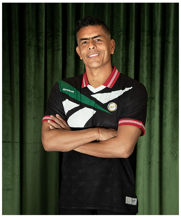 Card Reebok Jerseys Retro con Oswaldo S&aacute;nchez en jersey negro con detalles verdes y blancos, brazos cruzados.
