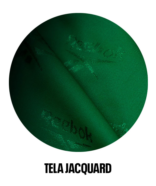 Detalle tela jacquard verde con repetici&oacute;n del logo Reebok.
