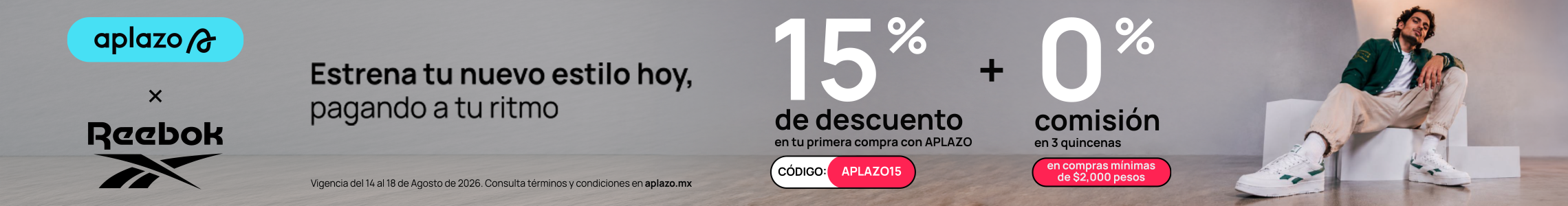 Banner mobile Reebok x Aplazo Hot Fashion con 15% de descuento en tu primera compra con c&oacute;digo APLAZO15 y 0% de comisi&oacute;n en 3 quincenas en compras m&iacute;nimas de $2,000 pesos, texto Estrena tu nuevo estilo hoy pagando a tu ritmo, modelo hombre sentado con chamarra universitaria verde, pantal&oacute;n beige y tenis blancos Reebok con detalles verdes, vigencia del 14 al 18 de agosto de 2026. Reebok, Aplazo, tenis blancos Reebok, outfit casual, descuento y pagos a quincenas