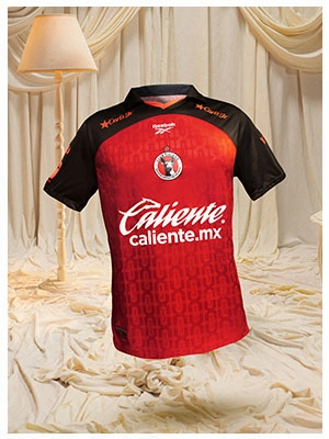 Vista frontal de jersey Reebok de Club Tijuana rojo con mangas negras
