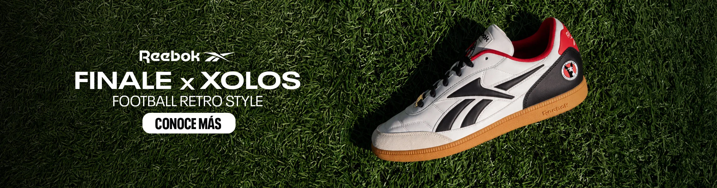 Banner mobile home Reebok Finale x Xolos con texto Football Retro Style y bot&oacute;n Conoce M&aacute;s, vista lateral de los tenis Reebok Finale blancos con panel negro, detalles rojos, suela gum y escudo del Club Tijuana Xolos sobre pasto verde. Reebok, Xolos, Club Tijuana, tenis Reebok Finale, tenis retro de f&uacute;tbol y colaboraci&oacute;n Reebok x Xolos.