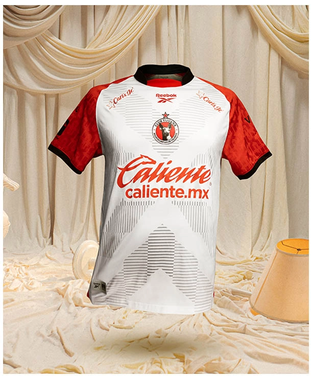 Vista frontal de jersey Reebok de Club Tijuana blanco con mangas rojas