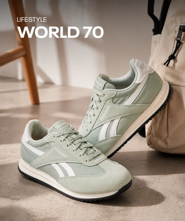 Silueta Reebok World 70 de lifestyle, par de tenis verdes en fondo caf&eacute;
