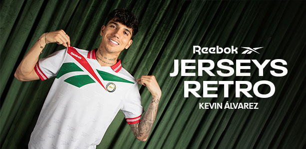 Banner secci&oacute;n mobile Reebok Jerseys Retro con Oswaldo S&aacute;nchez en jersey negro con detalles verdes, brazos cruzados, fondo cortina verde.